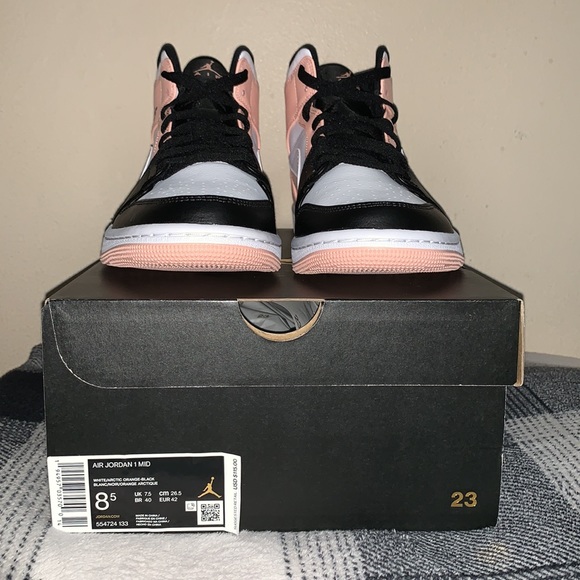 Air Jordan 1 Mid Sneakers Size: 8.5M *New in Box* - Picture 5 of 10